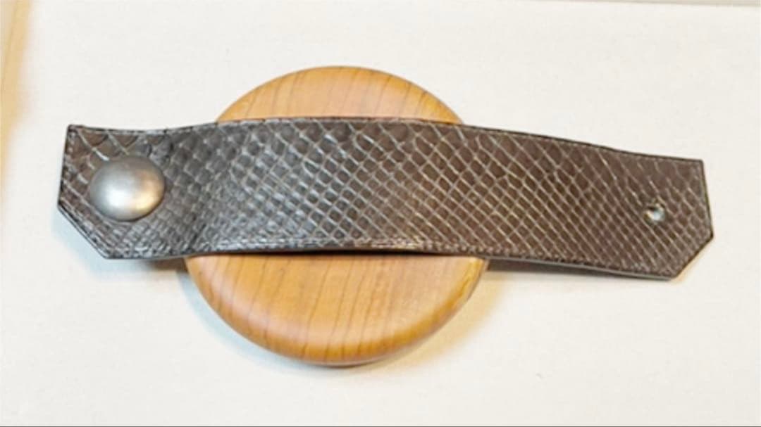 humのレザーカフス 蛇革