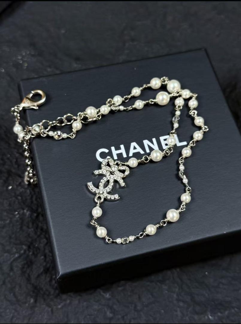 CHANEL パール ネックレス ロゴチャーム付き - メルカリ