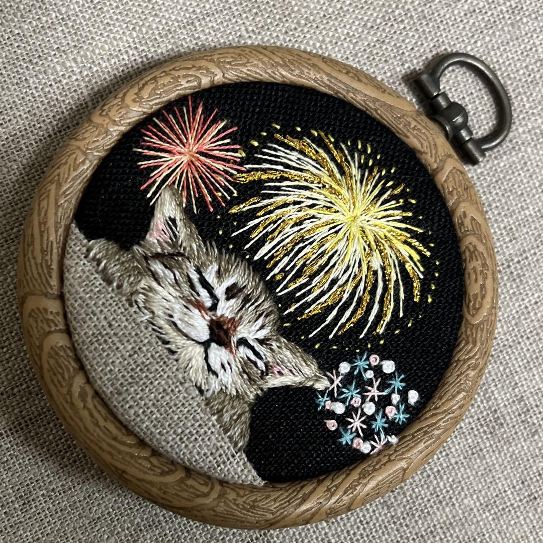 ハンドメイド　刺繍フレーム　花火とキジトラ子猫