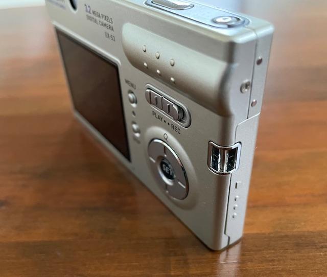 CASIO EXILIM EX-S3 充電器付き 液晶難あり CASIO EXILIM EX-S3 充電器付き 液晶難あり本当に 安い