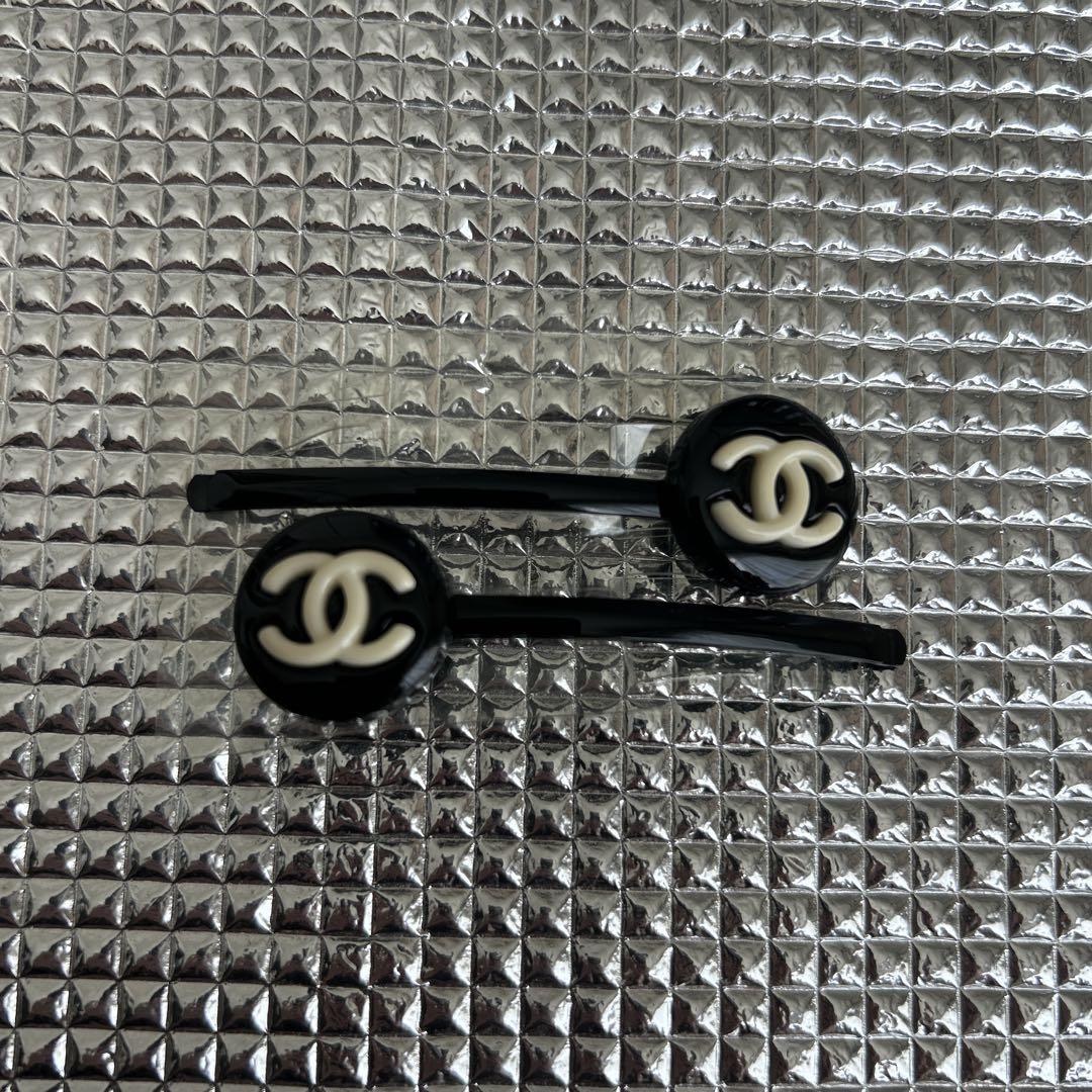 CHANEL ロゴ入りヘアピン ヘアクリップ2個セット CHANEL ロゴ入りブラックヘアピン 2個セット ノベルティ - メルカリ