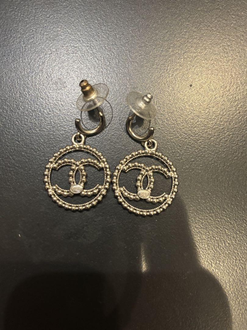 CHANEL シルバー ロゴ フープピアス