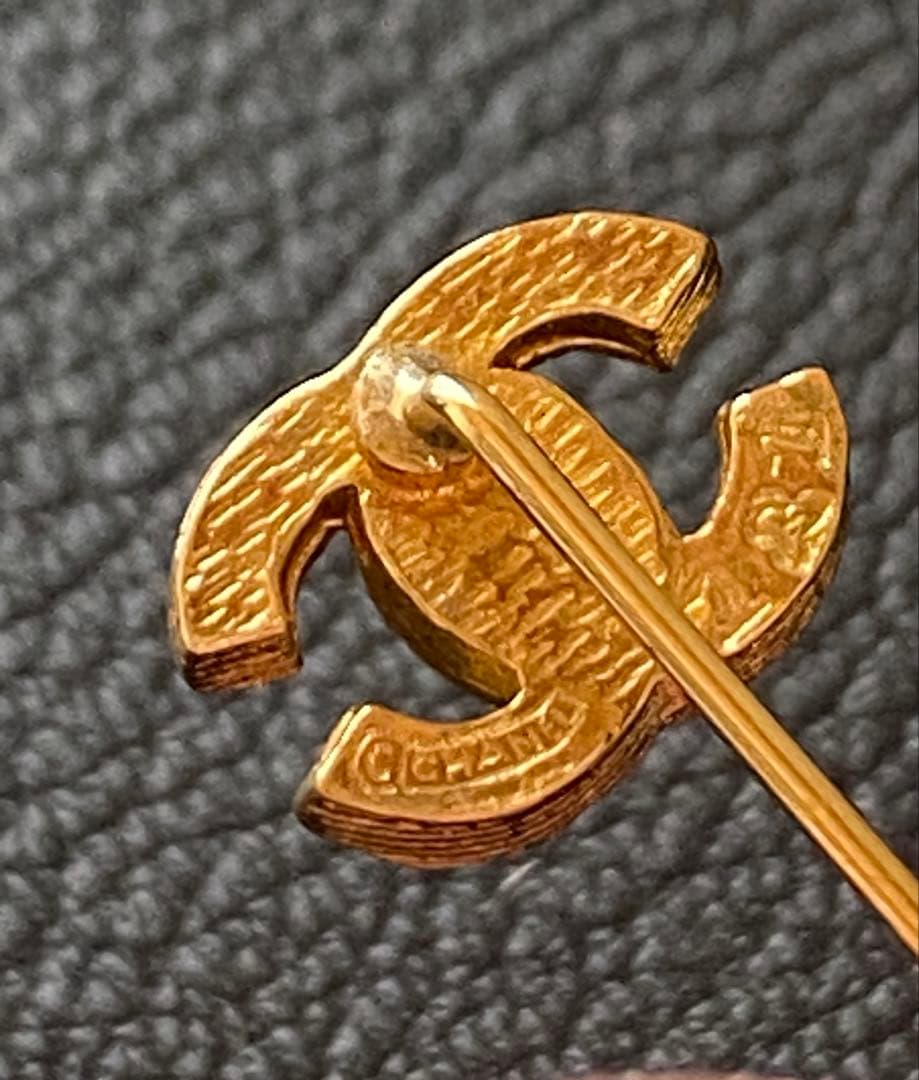 シャネルCHANELゴールドのCCロゴブローチ