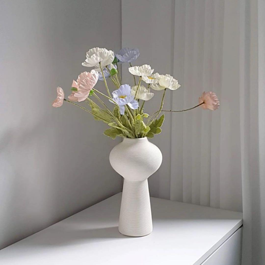 ストライプ模様のホワイト陶器花瓶