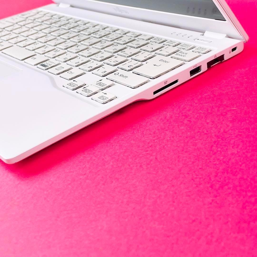 小型軽量‼️第8世代Corei7✨️薄型ノートパソコンWindows11カメラSSD