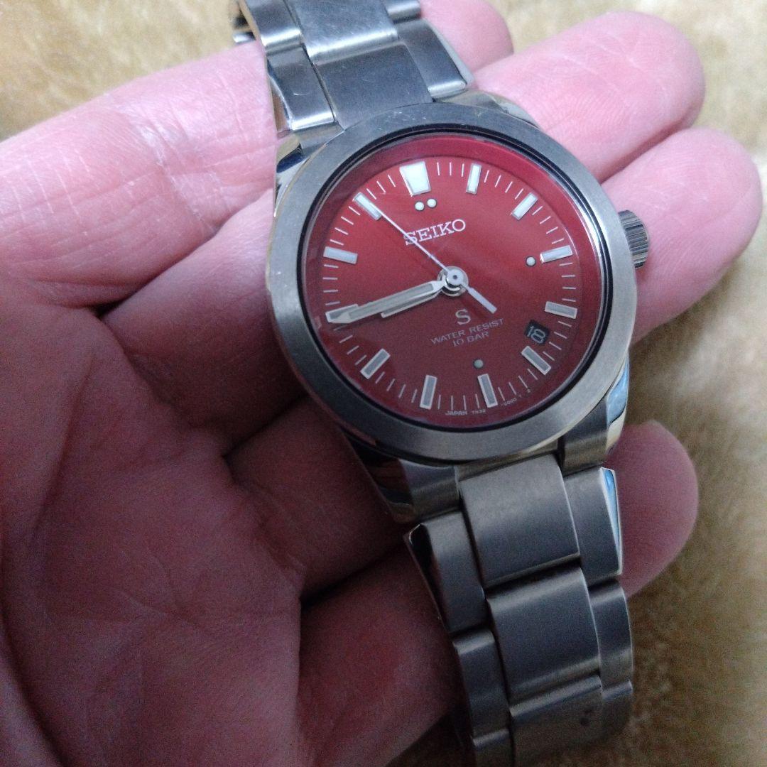 SEIKO SUS 7N32-0B70 赤文字盤 クォーツ 人気モデル