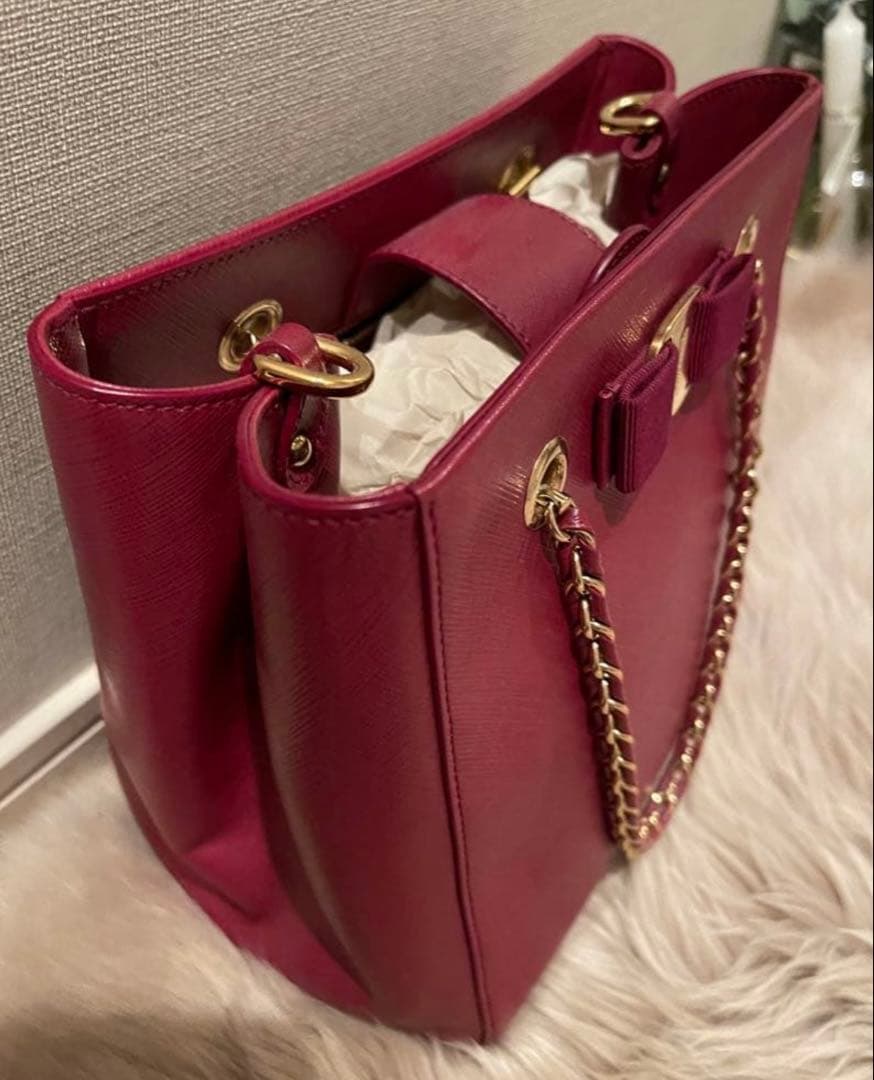 ferragamoフェラガモ ヴァラリボン チェーン トートバッグ ボルドー系 ferragamoフェラガモ ヴァラリボン チェーン トートバッグ ボルドー系