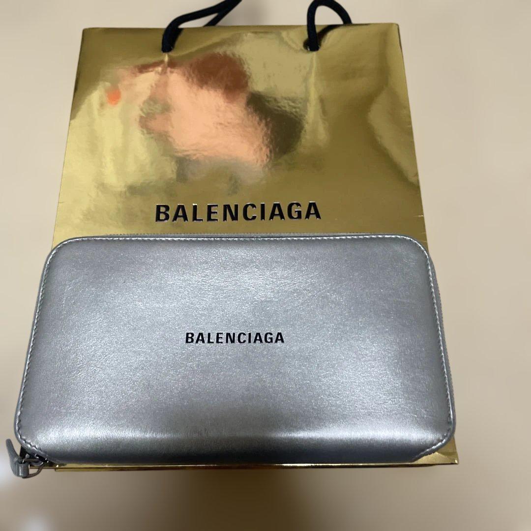 お手軽価格で贈りやすい BALENCIAGA メルカリ - 長財布 シルバー 小物