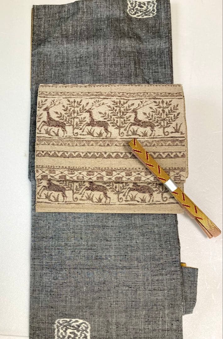 秀逸美品 未使用 正絹紬着物 絶妙なグレーと白のお色柄 上質正絹の仄かな艶感