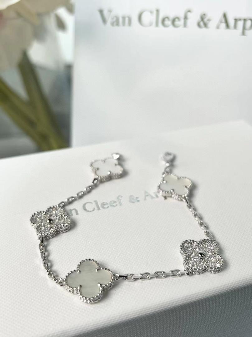 Van Cleef & Arpels 四つ葉のクローバーブレスレット