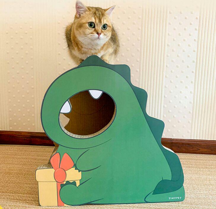 猫が板をつかんで立っている猫の爪の板を立てて爪の器をつぶしてくずを落としません