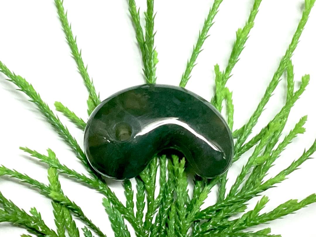 ✳絶品‼️濃厚青緑の碧玉 出雲石勾玉 最高級品 幻の透かし