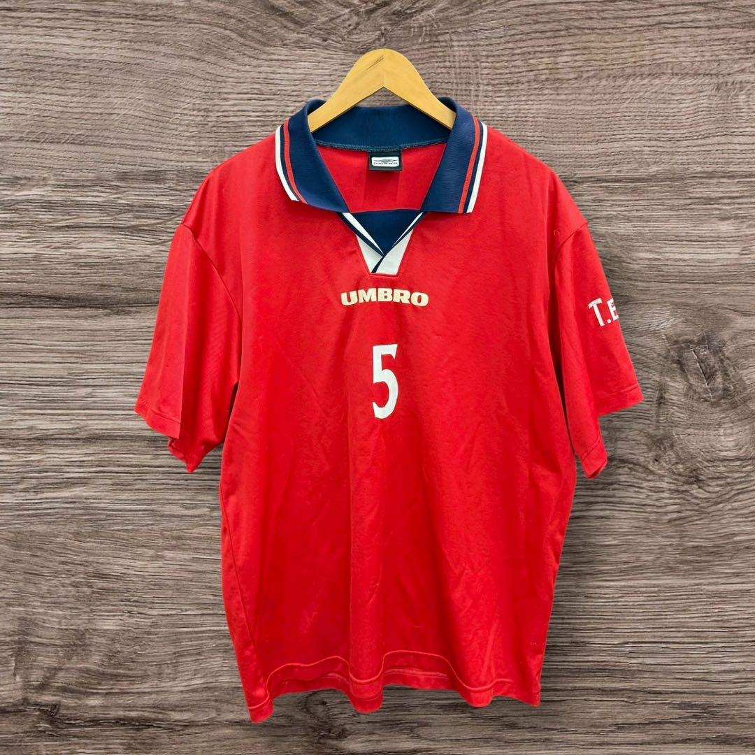 26O UMBRO アンブロ サッカーユニフォーム 赤 背番号5 T.EAST