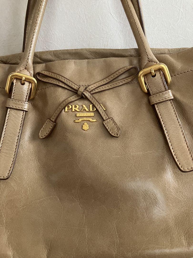 PRADA ベージュハンドバッグ