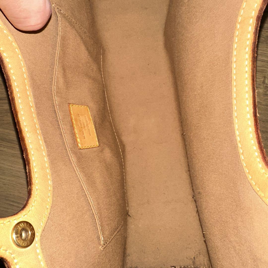 Louis Vuitton エンボスロゴ クラッチバッグ