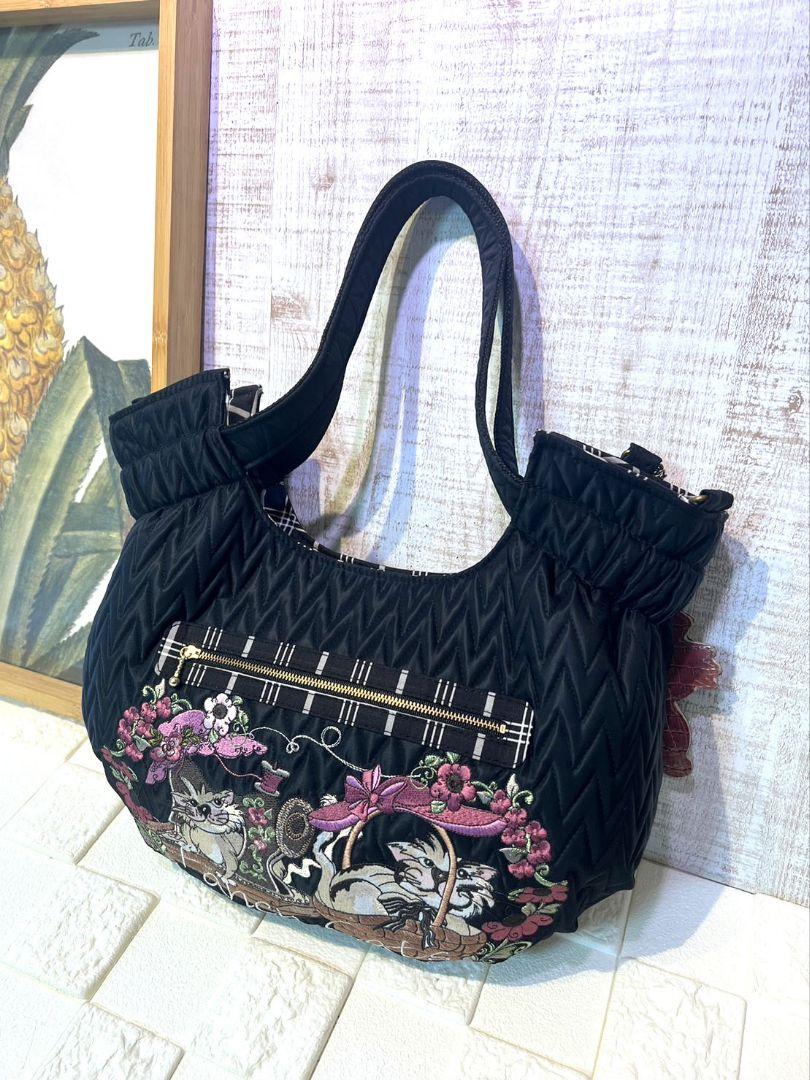ロラライハリス♡ブラックサテン♡刺繍のサコッシュ♡ショルダーバッグ♡ ロラライハリス♡ブラックサテンキルト♡刺繍の肩掛けパールバッグ♡