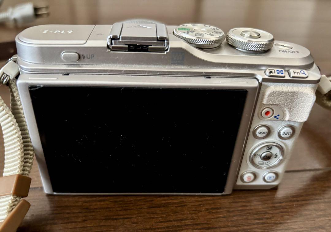 OUTLET SALE- 訳あり品など大放出 まーる様】OLYMPUS PEN E-PL9 純正ケース・ストラップ付き デジタルカメラ