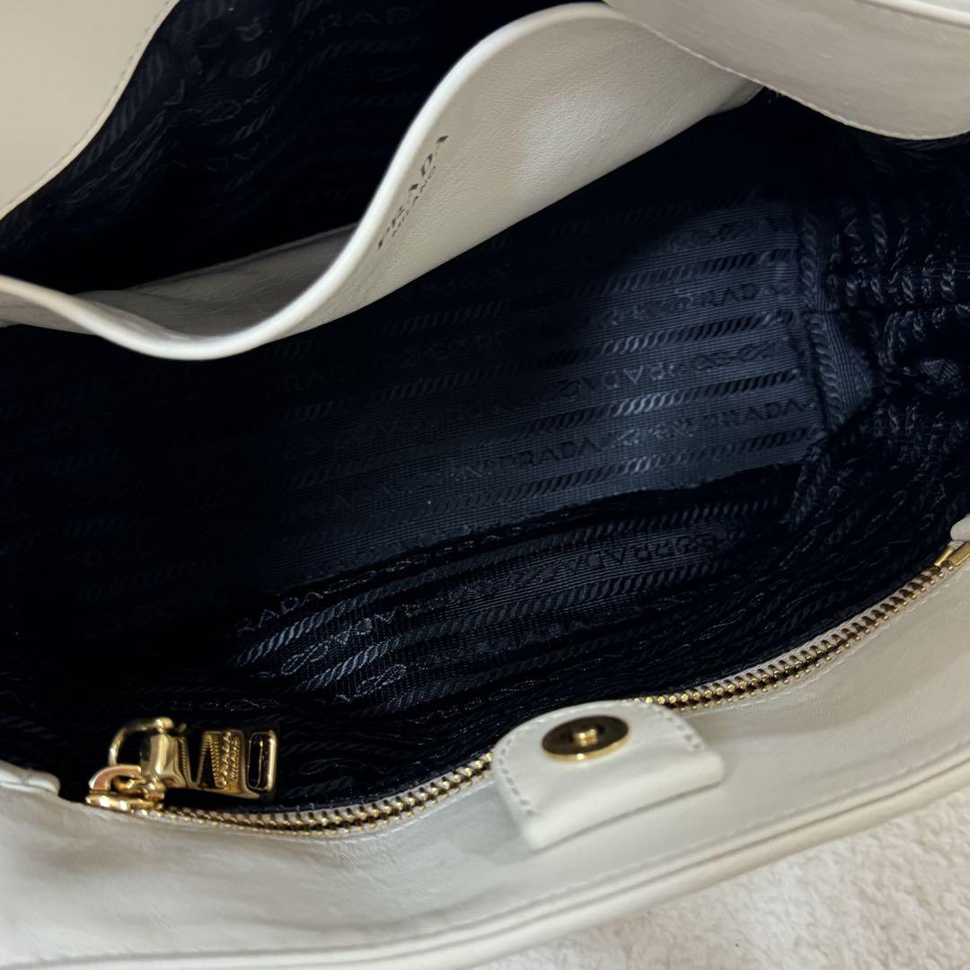 PRADA ホワイトレザーショルダーバッグ ギャザーレザー 1BA172 白