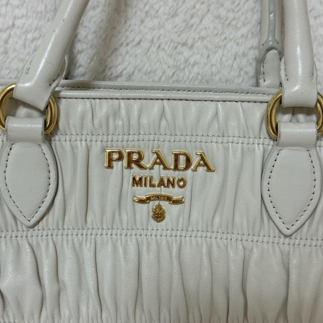 PRADA ホワイトレザーショルダーバッグ ギャザーレザー 1BA172 白