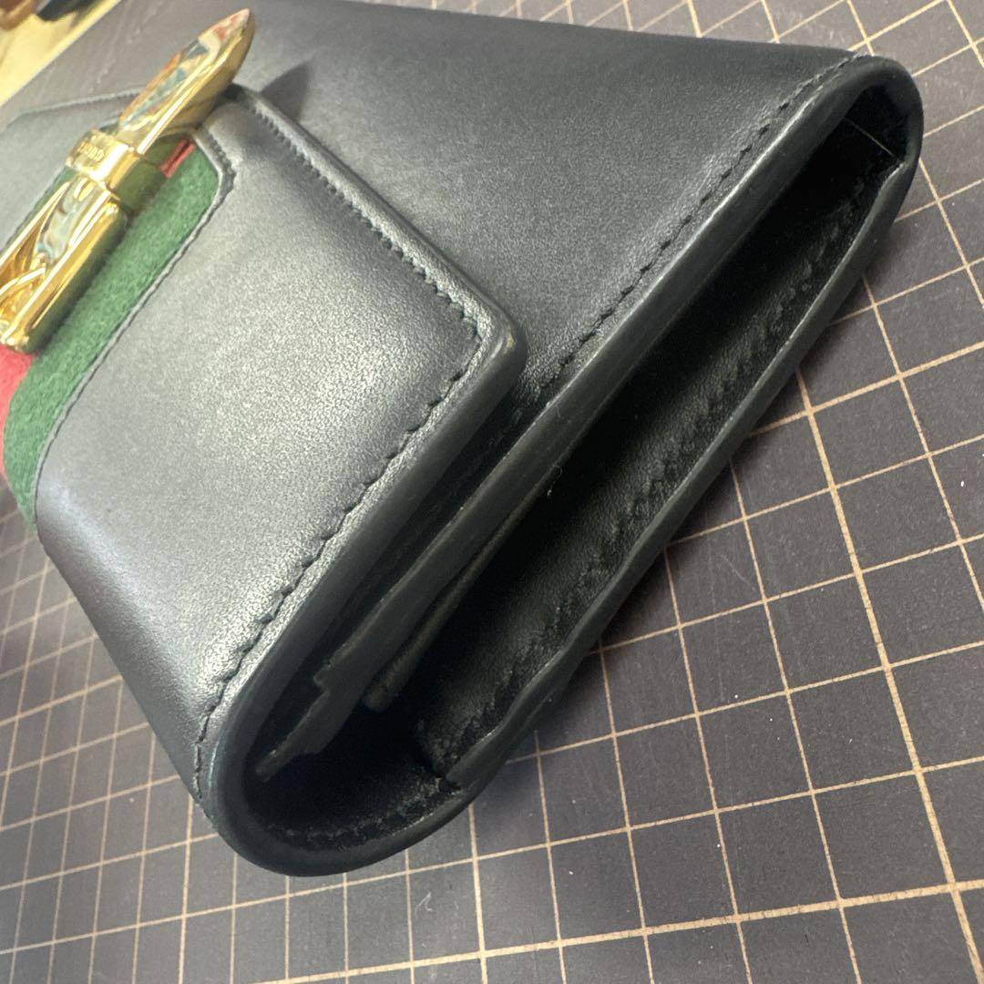 Gucci ブラックレザー 長財布 ストライプデザイン