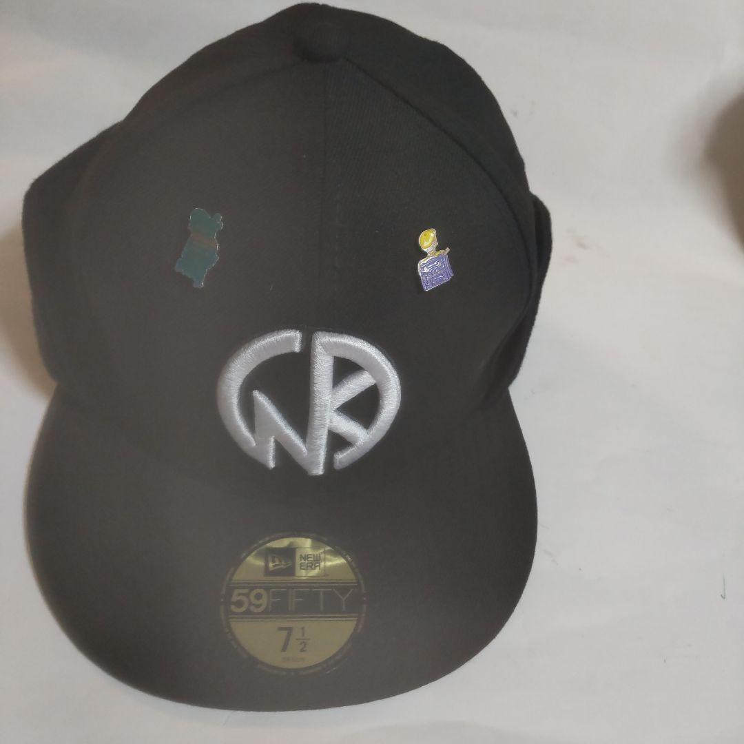 後ろ防寒付き、59FIFTY 黒 キャップ 刺繍ロゴ ピンバッジ付き71/2
