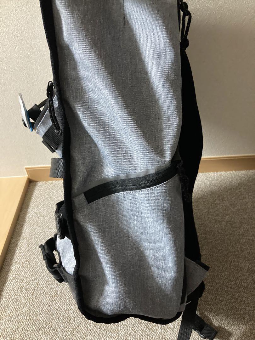 グレーの自転車バッグ ロールトップ
