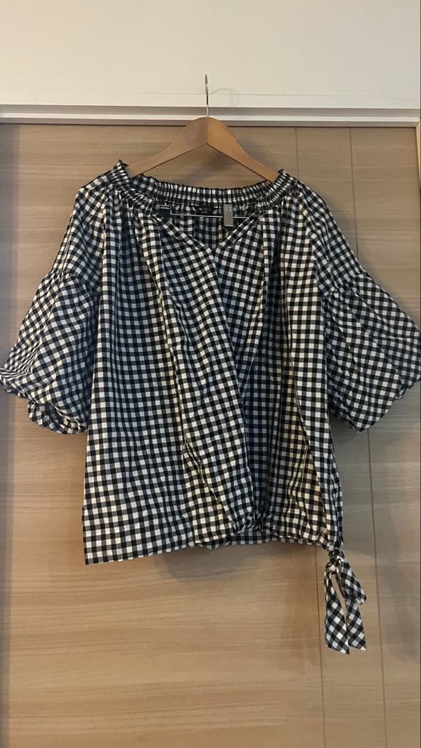 美品✨ハグオーワー Hug o warリネンピンタックブラウス 白 チュニック 美品✨ハグオーワー Hug o warリネンピンタックブラウス 白