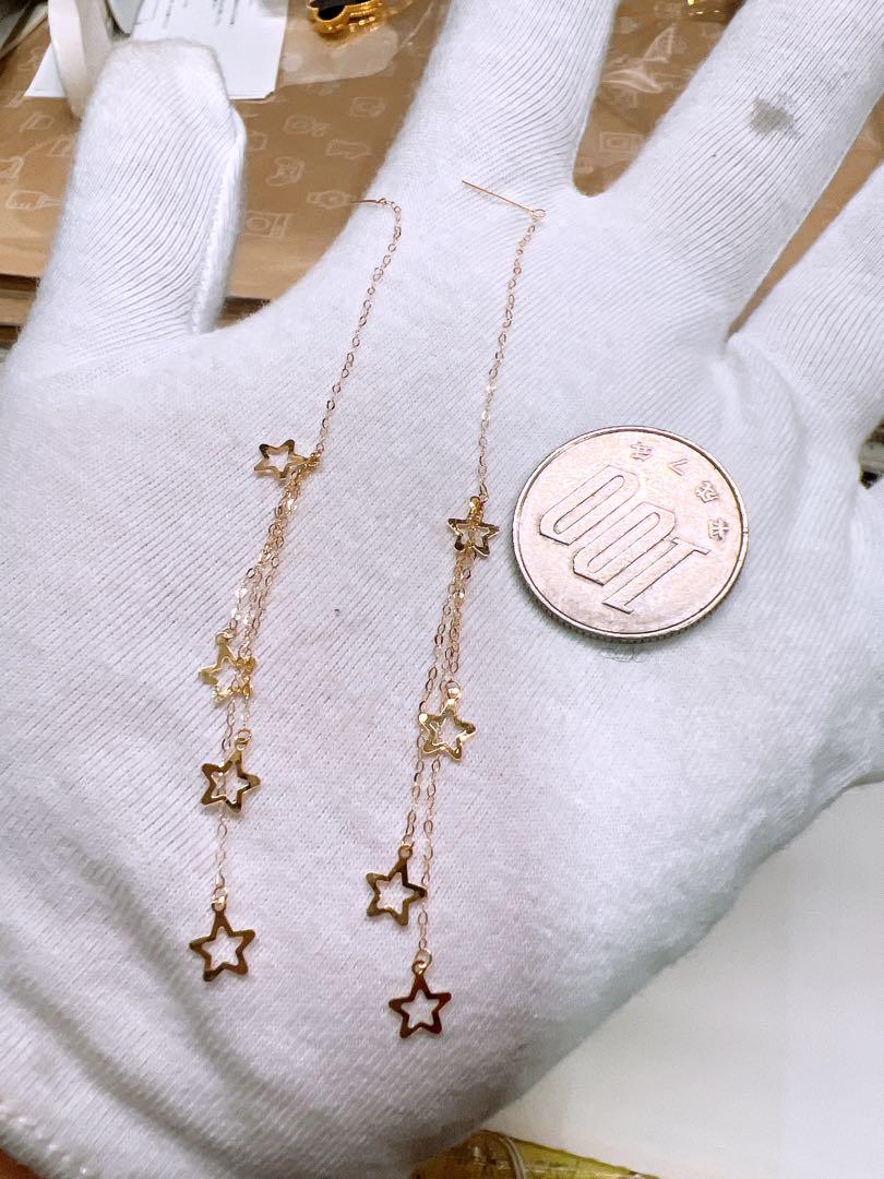 星型チャームのロングピアス、ゴールドトーン。18k/750刻印入りイヤリング