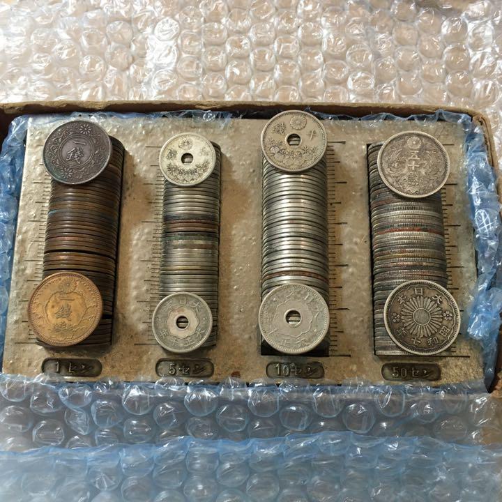 ブルー商品となります。　　　　　　　整理品 古銭 204枚前後（容器付き）