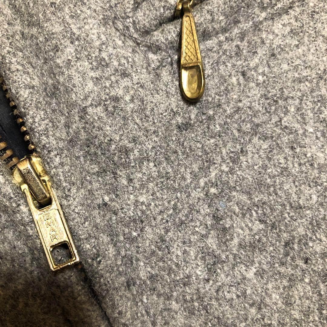 グレー