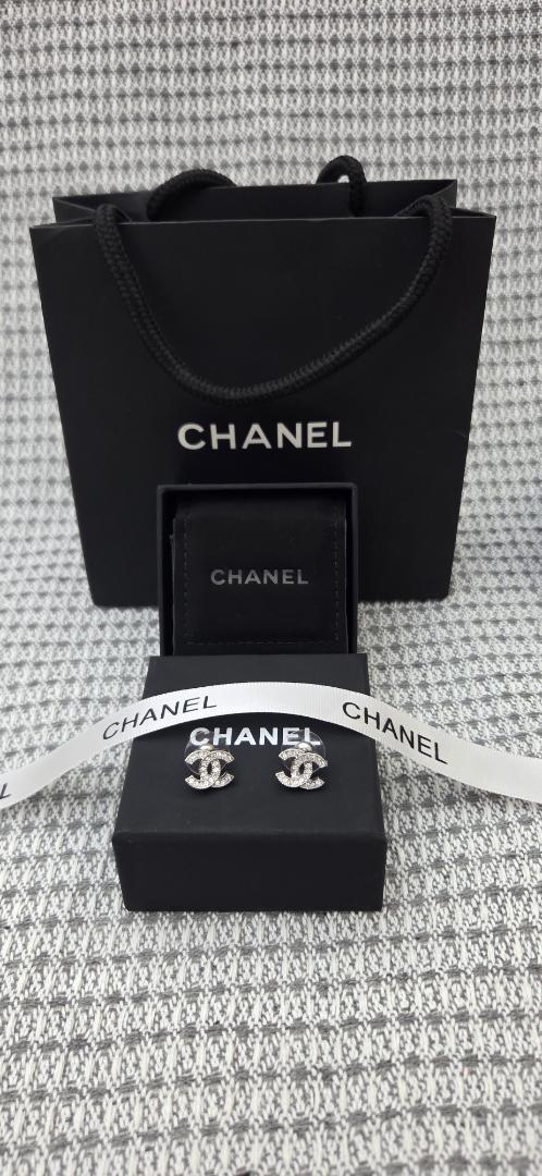 タイムセール！CHANEL ロゴデザイン メタルスタッドピアス CHANELのロゴデザインのメタルスタッドピアス - メルカリ