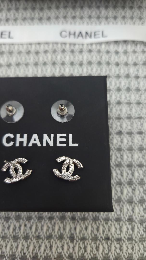 CHANEL ロゴデザイン スタッドピアス CHANELのロゴデザインのメタルスタッドピアス - メルカリ