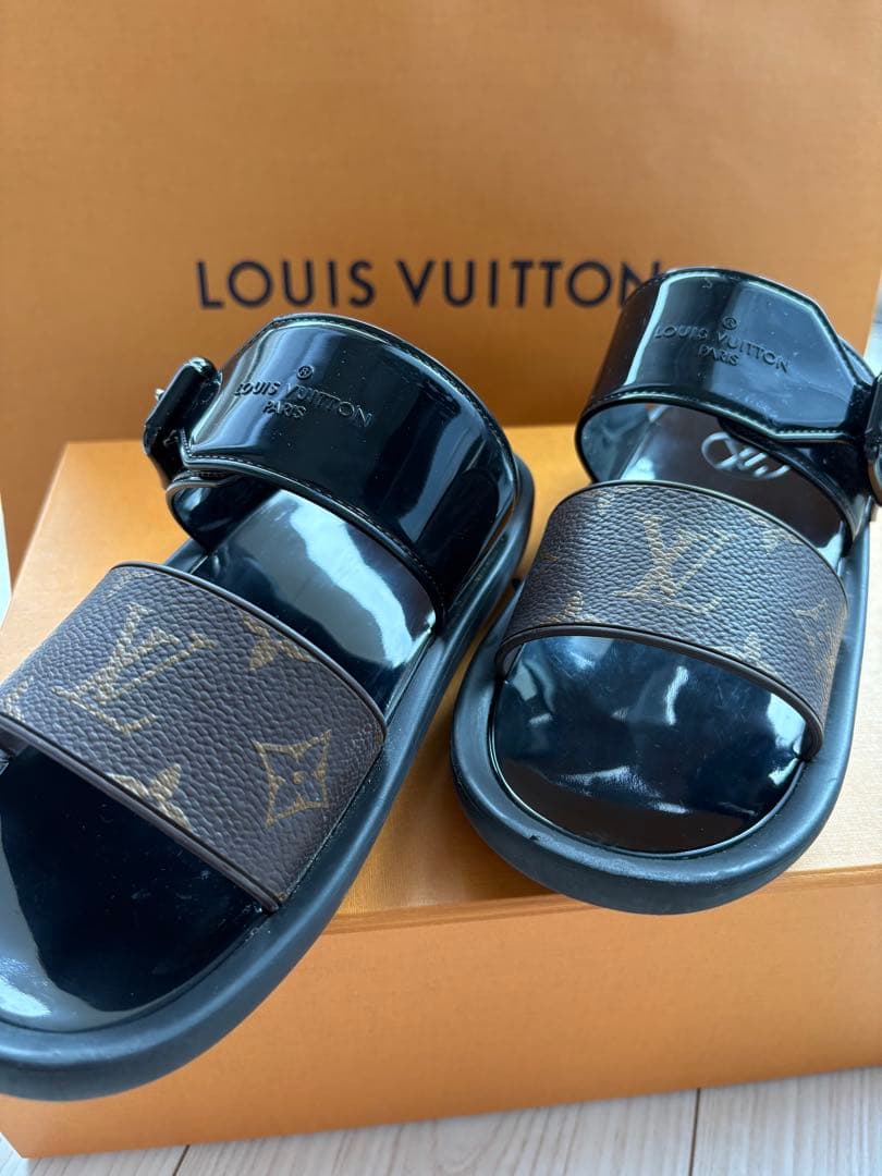 【美品】LOUIS VUITTON サンダル 箱、巾着、紙袋付き 【美品】LOUIS VUITTON サンダル 箱、巾着、紙袋付き