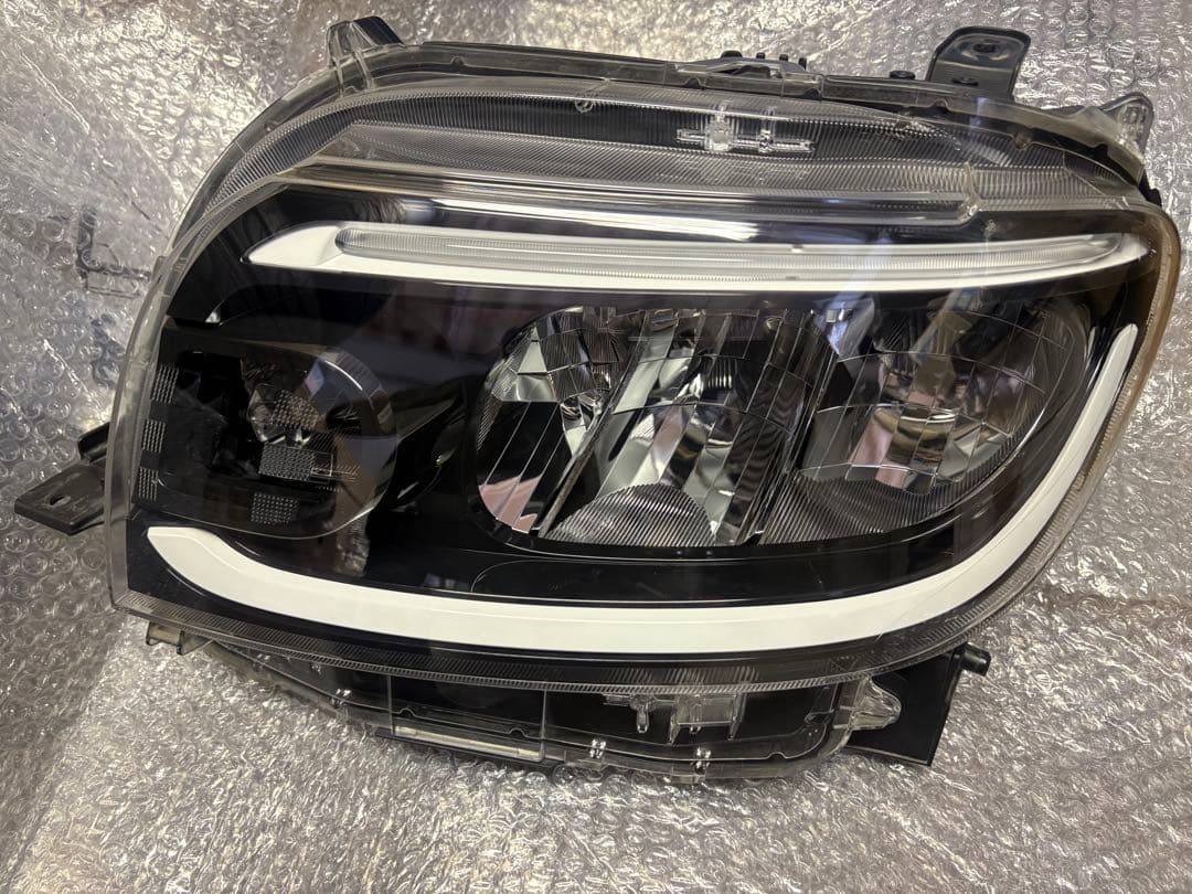 ダイハツ タント ヘッドライト 右