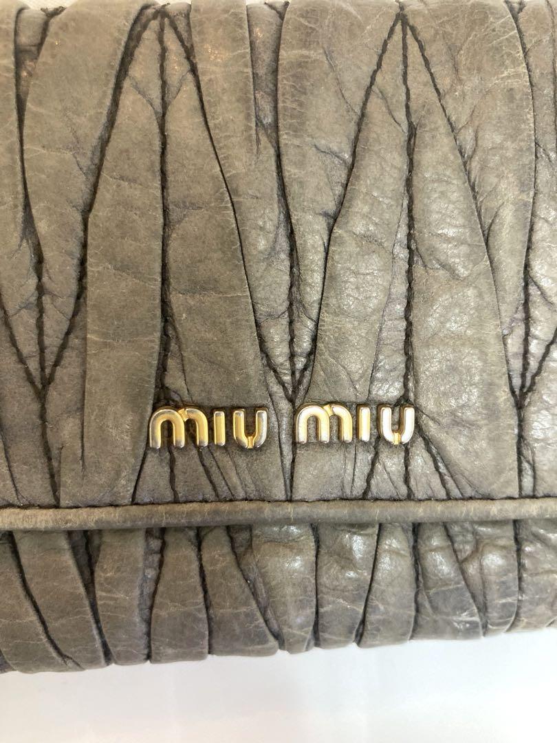 希少カラー ミュウミュウ miumiu 三つ折り財布 マテラッセ グレー 希少カラー ミュウミュウ miumiu 三つ折り財布 マテラッセ グレー