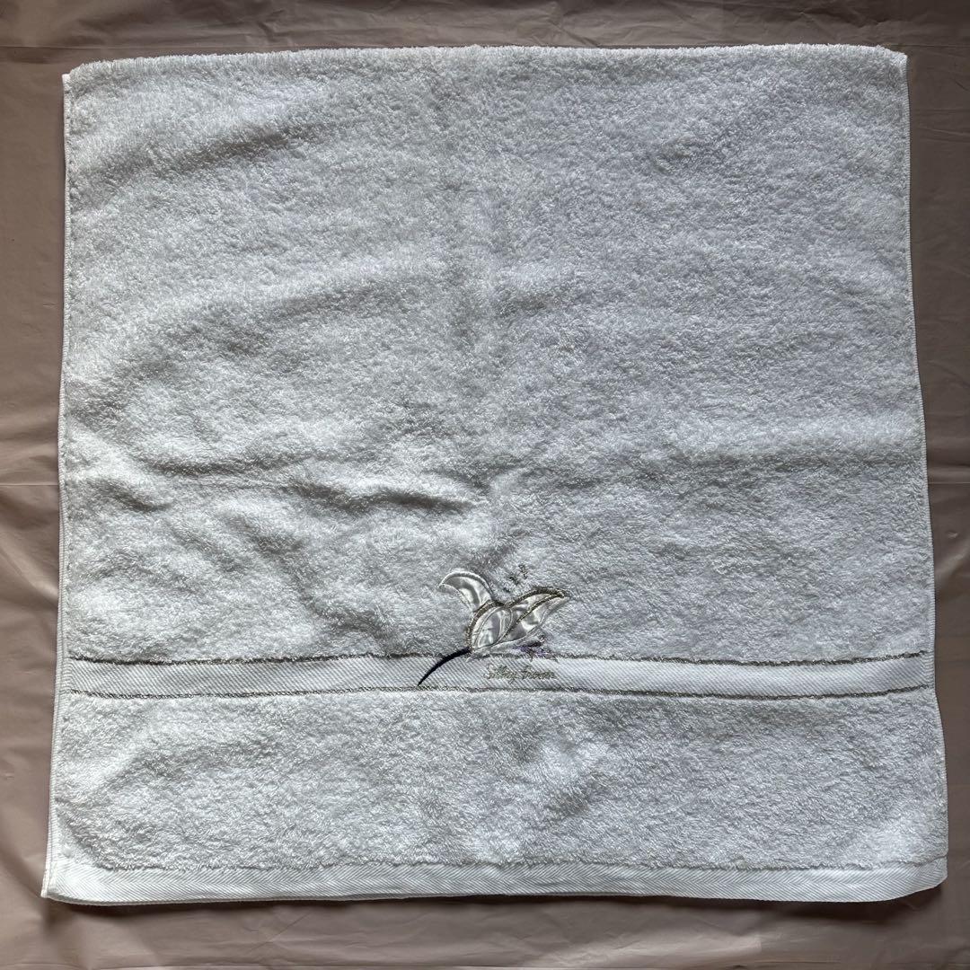 未使用】花柄 刺繍入り バスタオル 1枚 白 ホワイト 百合 - メルカリ