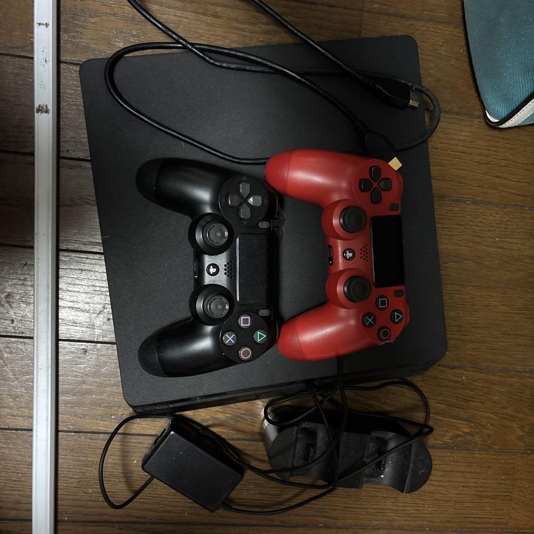 PlayStation 4 本体とコントローラー2つ