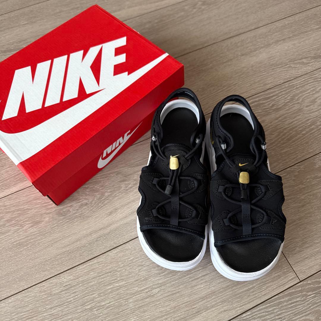 NIKE スポーツサンダル ココ エア ブラック ゴールドアクセント