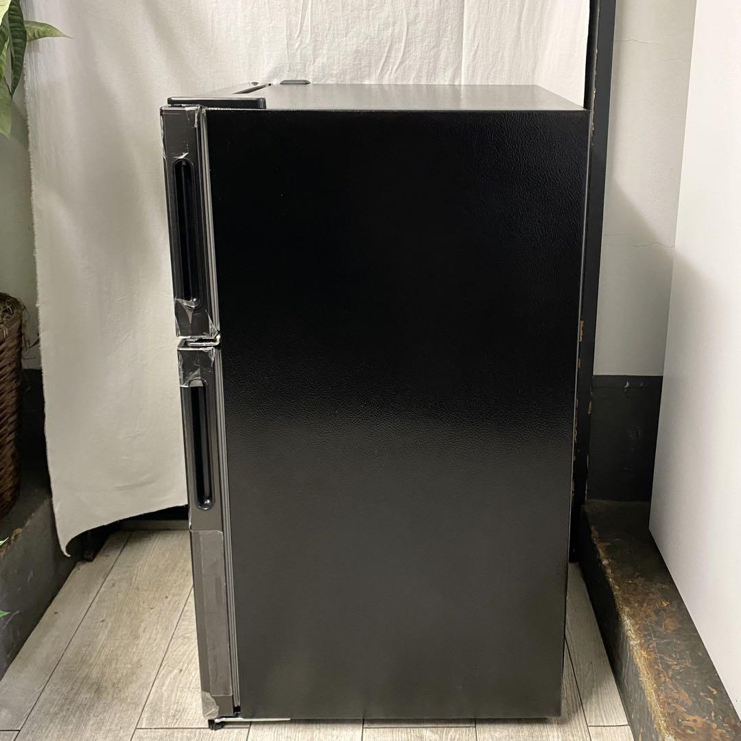 保護シール貼ったままの美品！ワンルームなどに！ブラックな男前冷蔵庫87L