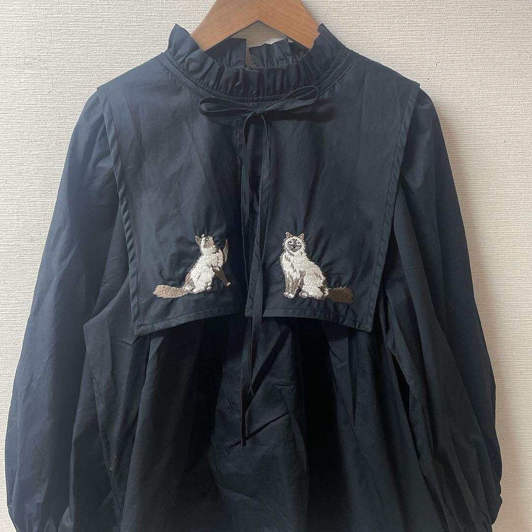 mmts（マミタス）の「mmts / 猫刺繍襟 ボリューム ブラウス