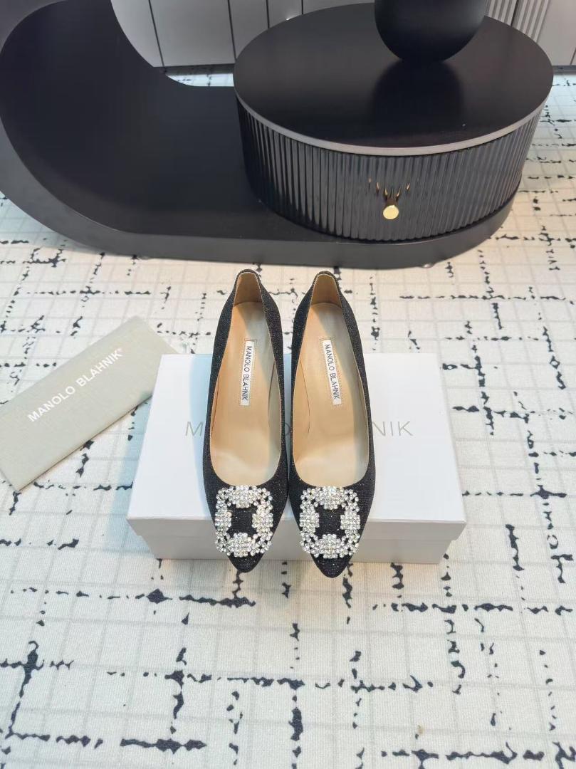 Manolo Blahnik ブラックビジュー付きパンプス