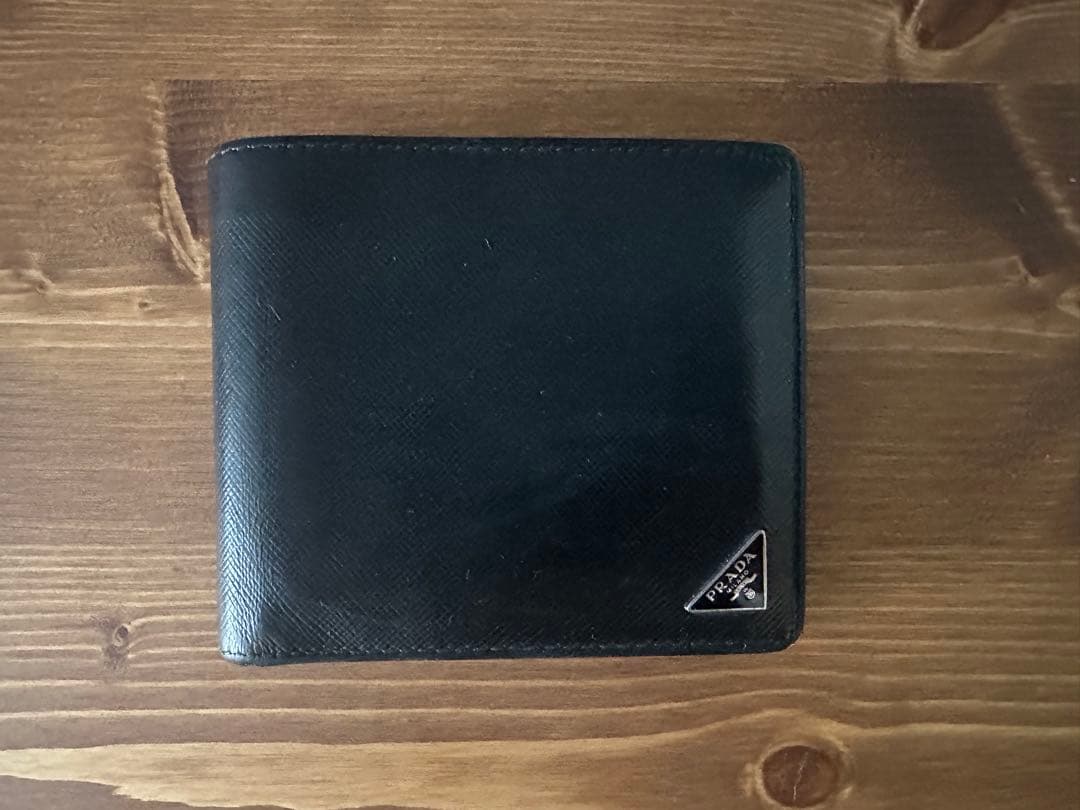 PRADA ブラック 二つ折り財布 コインパース付きサフィアーノレザーウォレット PRADA ブラック 二つ折り財布 コインパース付きサフィアーノレザーウォレット