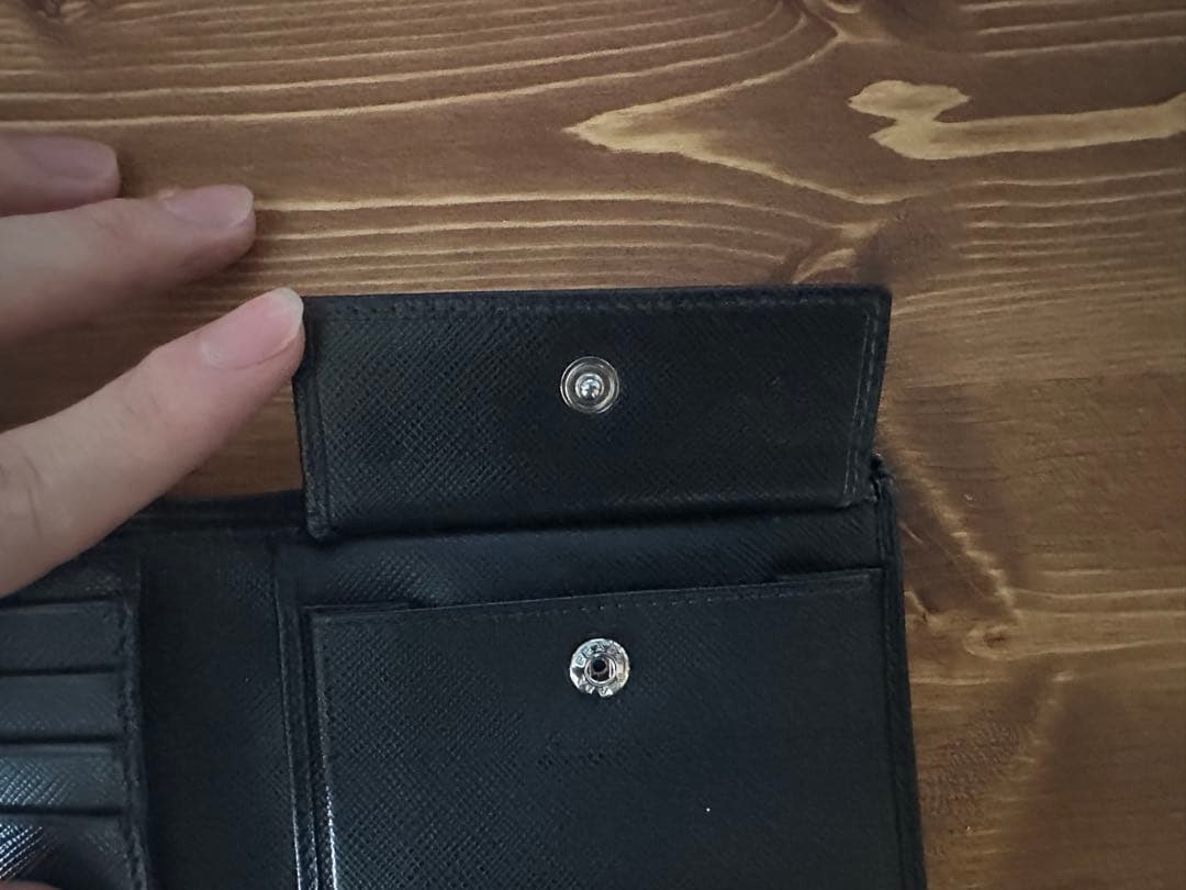 PRADA ブラック 二つ折り財布 コインパース付きサフィアーノレザーウォレット PRADA ブラック 二つ折り財布 コインパース付きサフィアーノレザーウォレット