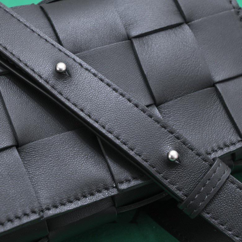 BOTTEGA VENETA ブラック ボディバッグ - メルカリ