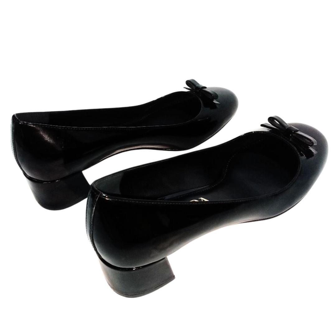 PRADA 光沢ある エナメル ブラック リボン装飾 フラット バンプス