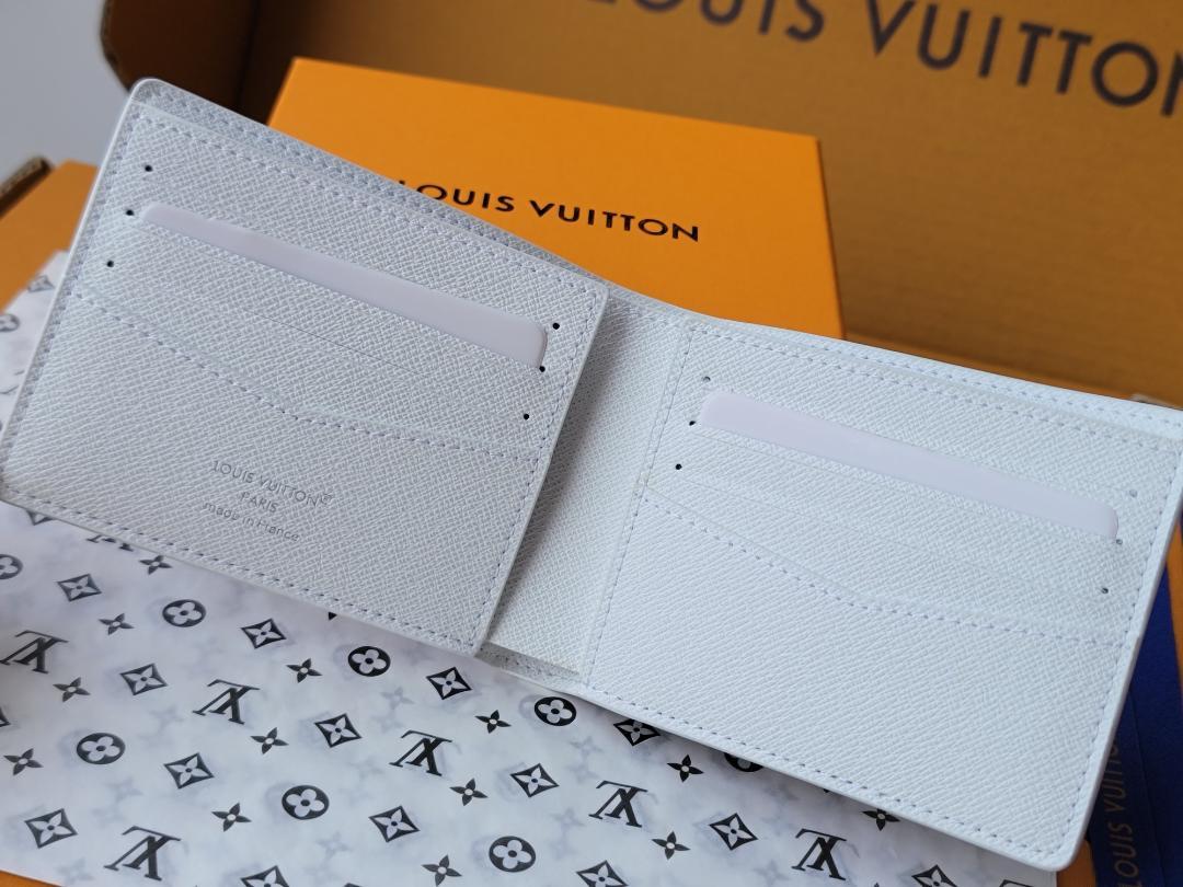 Louis Vuitton スキーリゾート 二つ折り財布