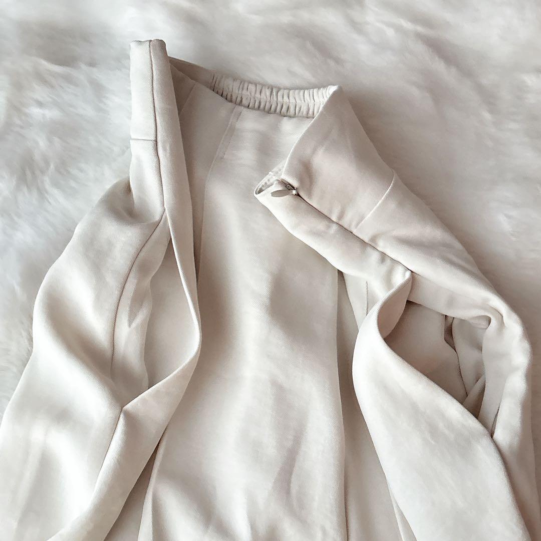 美品 SNIDELスナイデル スーパーワイドタックパンツ ホワイト 2025ss 美品 SNIDELスナイデル スーパーワイドタックパンツ ホワイト 2025ss