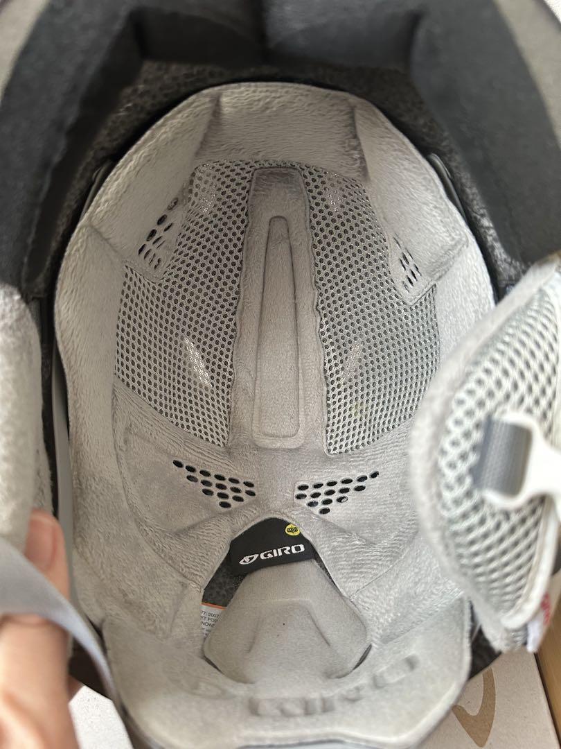 giro バイザー付きヘルメット　XS