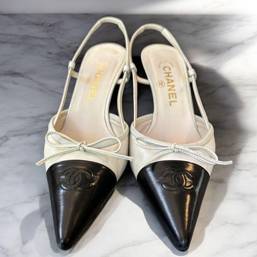 靴 CHANEL Coco Mark Bicolor Slingback Pumps