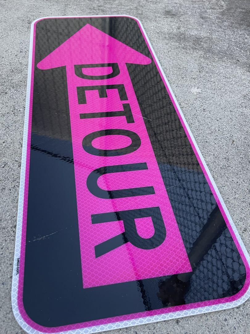 USA標識看板　DETOUR レアなピンク←看板】Pink Detour Left Arrow Sign！ - メルカリ
